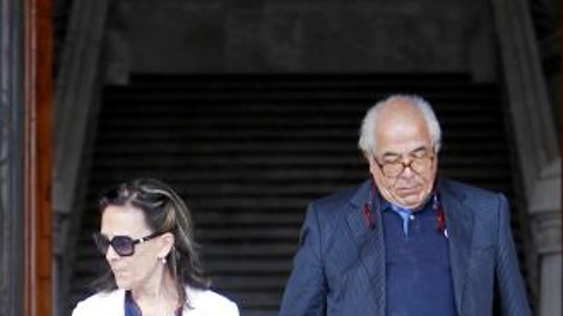 Carlos Morín y su mujer, María Luisa Durán, saliendo de la Audiencia de Barcelona ayer