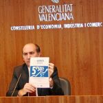 El conseller de Economía, Enrique Verdeguer, durante la presentación ayer de emisión de bonos patrióticos