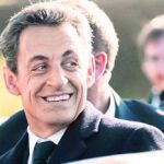 Sarkozy, radiante tras visitar a su esposa y a su hija en el hospital de La Muette, en París