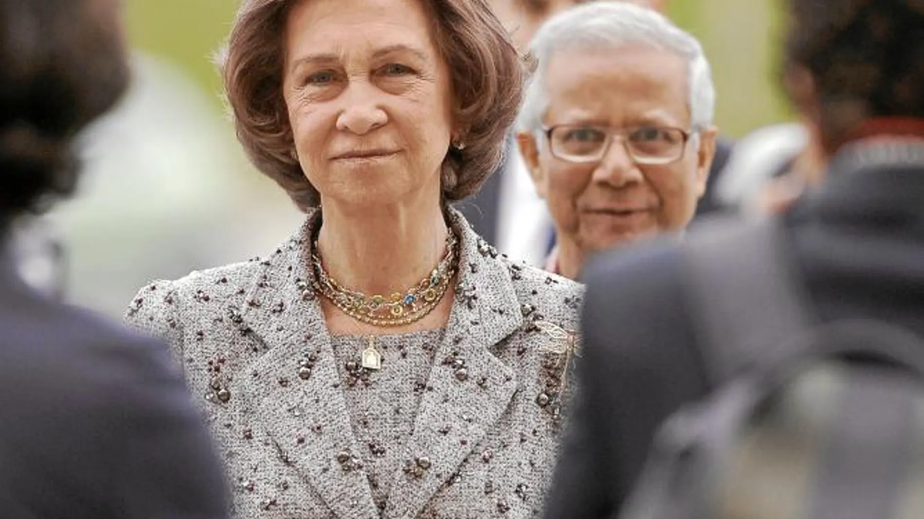 La Reina junto al premio Nobel de la Paz Muhammad Yunus