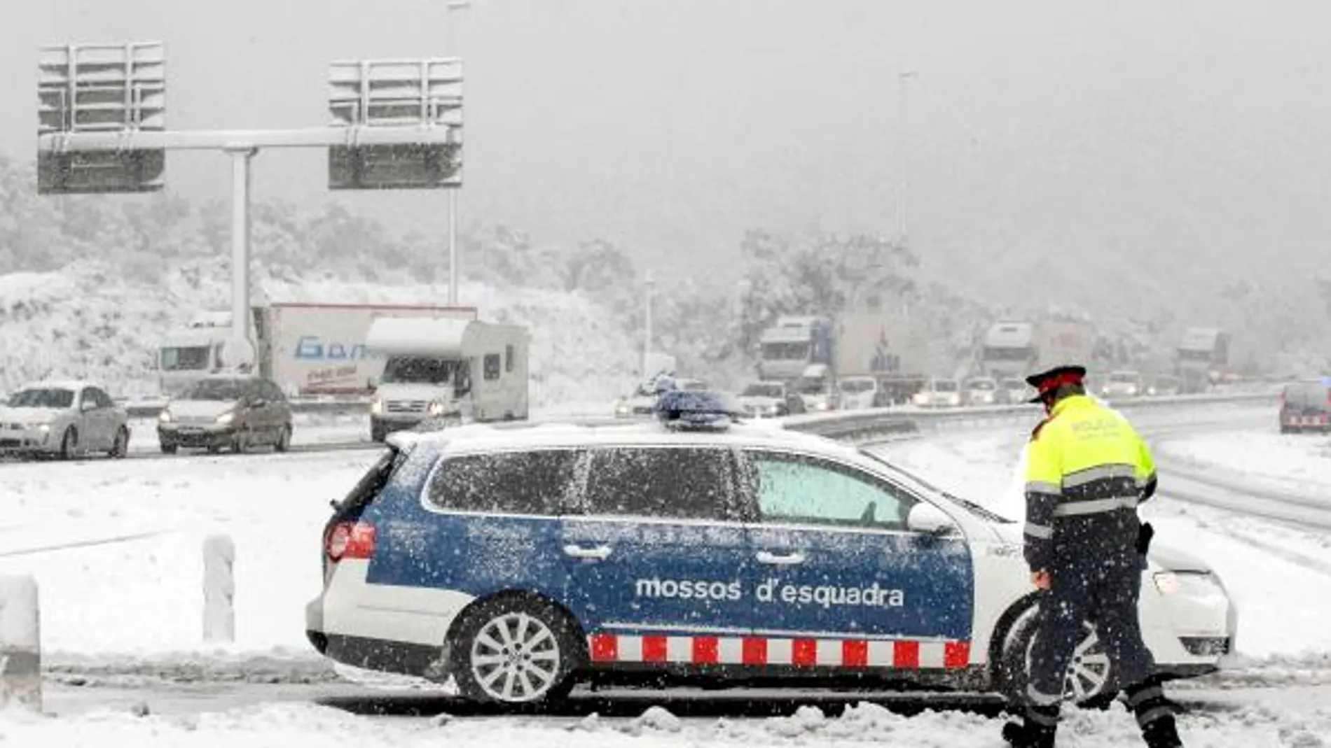 La nieve obliga a cortar la AP-7 y otras cuatro carreteras en Cataluña