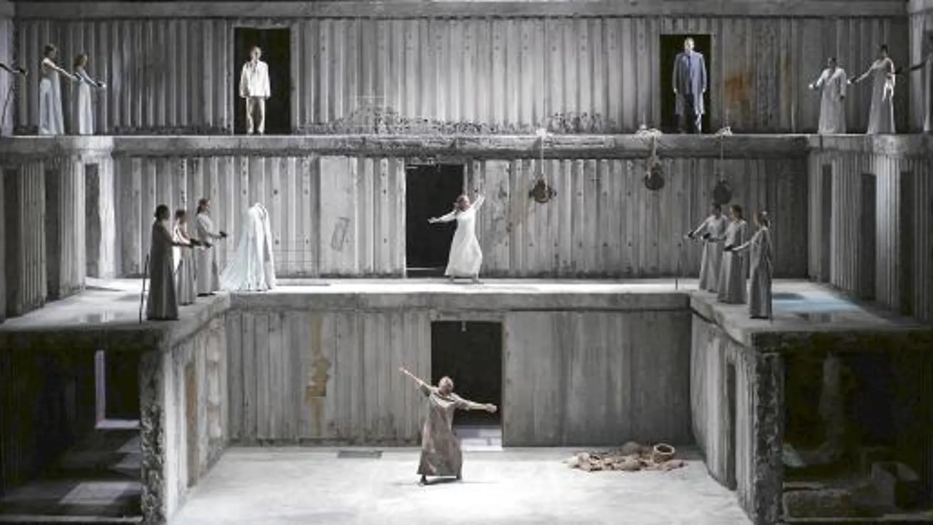 La ópera «Elektra» inauguró anoche la temporada lírica del Teatro Real de Madrid, con la presencia en la sala de la reina Doña Sofía, que asistió a la representación
