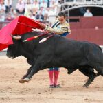 El Cid remata una serie con un pase de pecho al cuarto toro de la tarde, ayer en Las Ventas