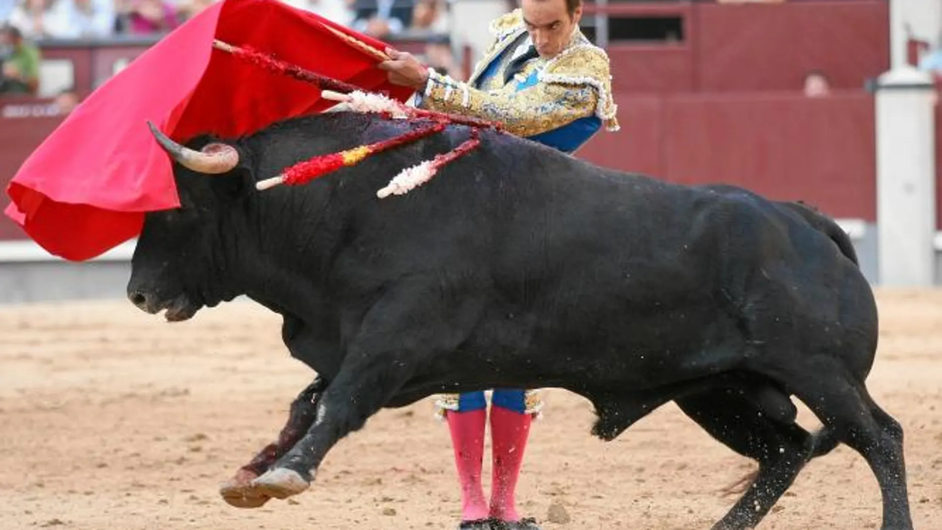 El Cid remata una serie con un pase de pecho al cuarto toro de la tarde, ayer en Las Ventas