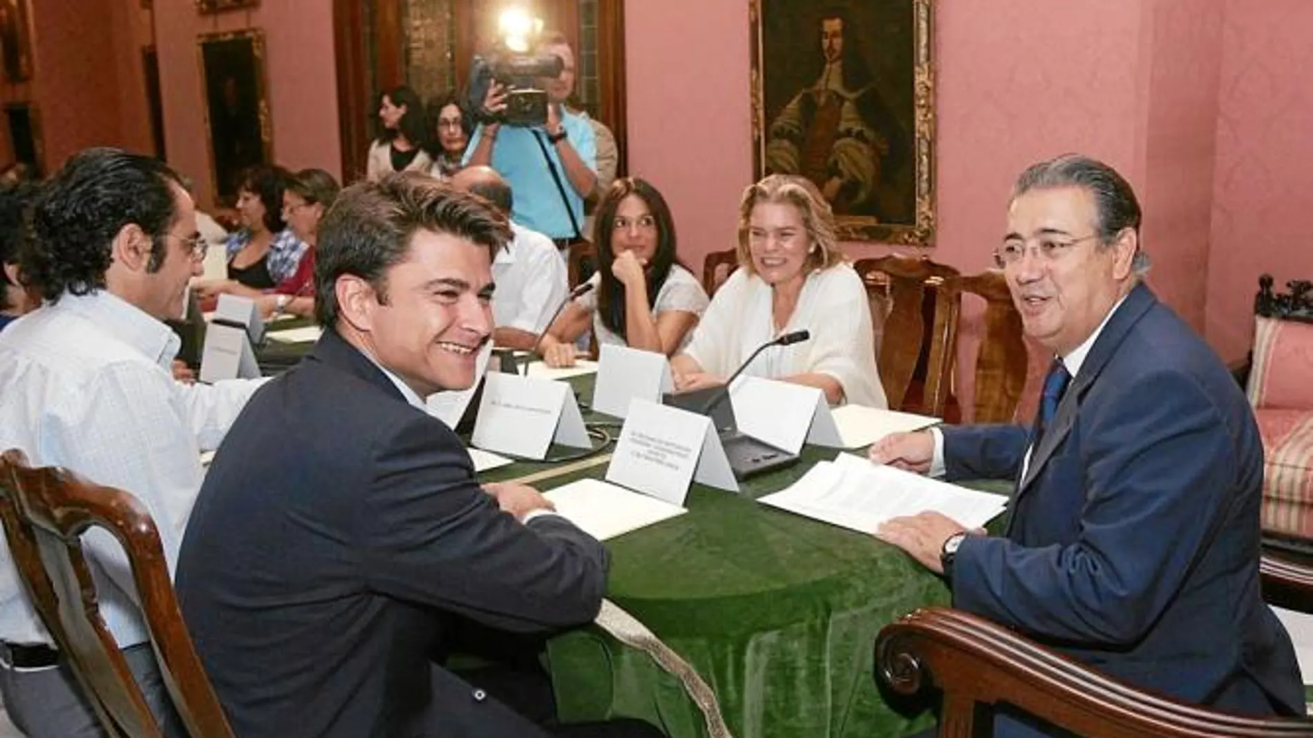 El alcalde, Juan Ignacio Zoido, junto al concejal de Distritos, Beltrán Pérez