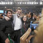 El líder del PP, Mariano Rajoy, posa junto a una pareja de jóvenes que quisieron hacerse una foto con él