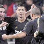 Los jugadores del Madrid celebran el gol de Higuaín en San Sebastián