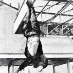 Mussolini colgado de una soga después de ser fusilado. Su cuerpo fue desmembrado y golpeado por el pueblo durante días.