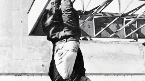 Mussolini colgado de una soga después de ser fusilado. Su cuerpo fue desmembrado y golpeado por el pueblo durante días.