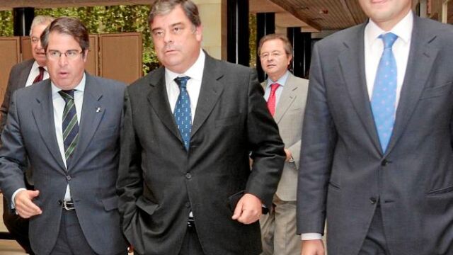 El edil de Hacienda Gregorio Serrano, Agustín Vidal, director de BBVA en Andalucía, y Miguel Cardoso, economista jefe de BBVA Research