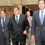 El edil de Hacienda Gregorio Serrano, Agustín Vidal, director de BBVA en Andalucía, y Miguel Cardoso, economista jefe de BBVA Research