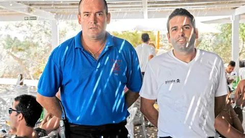 Titi y Jairo, en el famoso chiringuito de la isla, estos días punto de encuentro