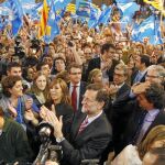Rajoy abrió la campaña junto a Jorge Fernández y Alicia Sánchez Camacho . Cataluña será clave para que el PP consiga la mayoría absoluta
