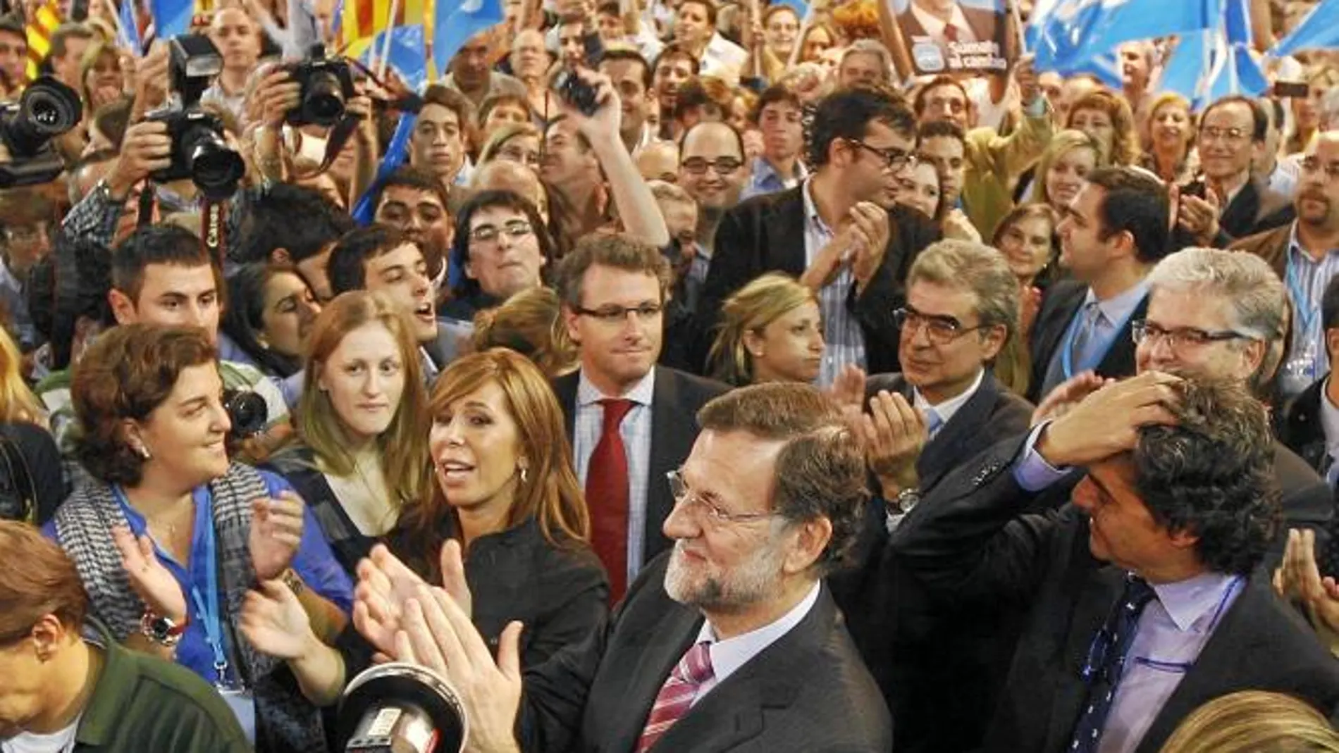 Rajoy abrió la campaña junto a Jorge Fernández y Alicia Sánchez Camacho . Cataluña será clave para que el PP consiga la mayoría absoluta