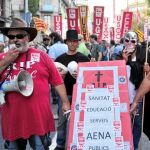Miles de trabajadores se manifestaron ayer por el centro de Barcelona contra los recortes en los servicios públicos