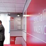 El secretario general del PSPV, Jorge Alarte, ayer en la sede de su partido, durante crítica a los «recortes»