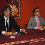 Agustín Díaz Yanes y Federico Arnás cuelgan el «No hay billetes» en la Cátedra Sánchez Mejías