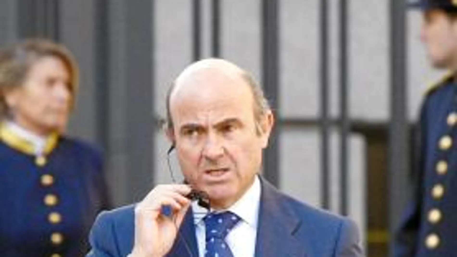 El ministro de Economía, Luis de Guindos, a la salida del Congreso