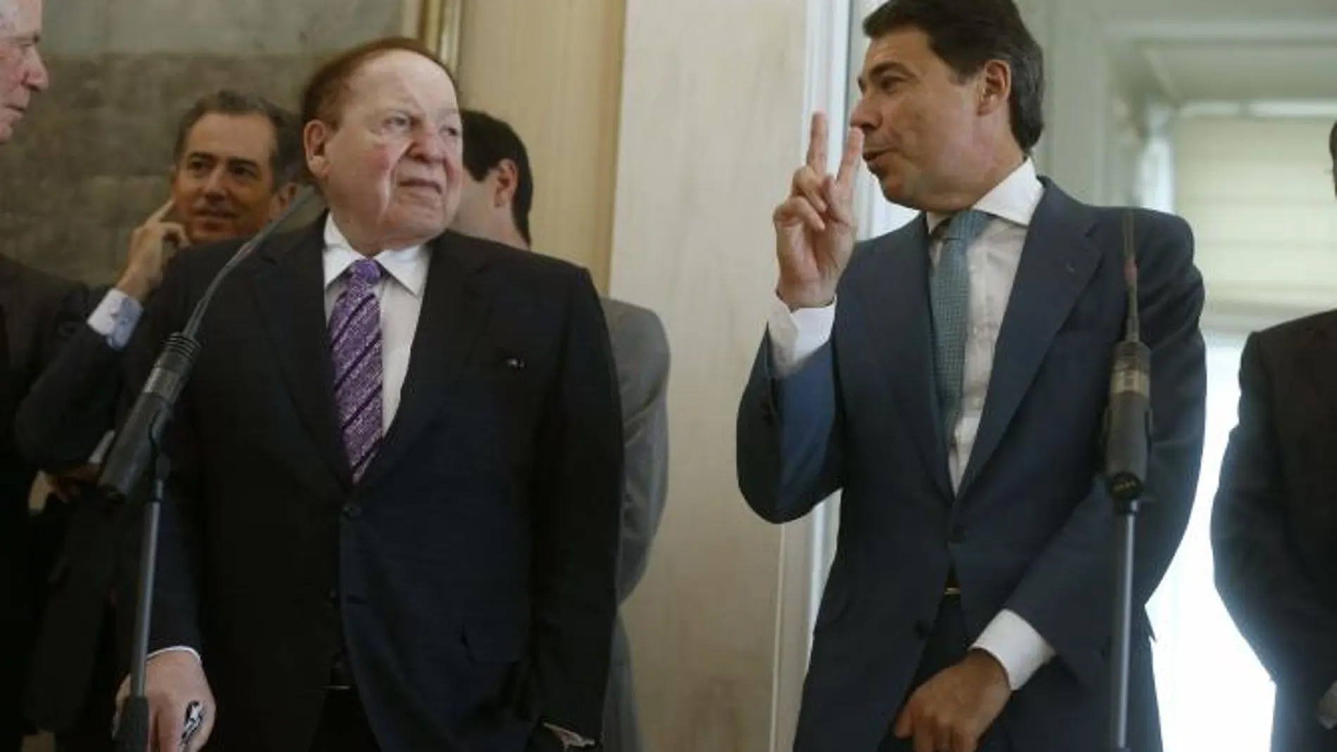 El presidente de la Comunidad de Madrid, Ignacio González, junto al magnate estadounidense Sheldon Adelson al comienzo de la rueda de prensa