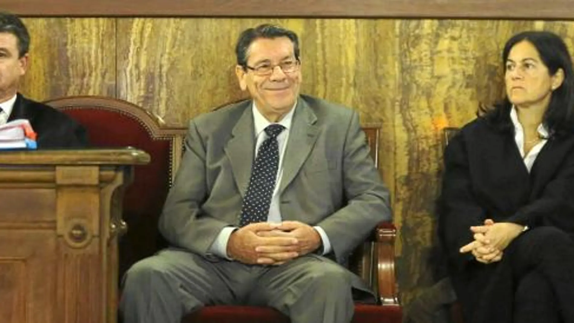 El ex alcalde junto a su abogado, Vicente Grima, en la última sesión del juicio