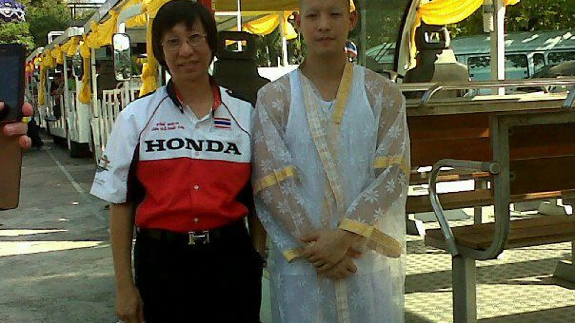 Imagen del piloto junto a un miembro del equipo Honda Thai