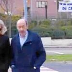 Sobre estas líneas, pasea junto a su esposa con una pancarta de fondo en la que se lee «por una escuela pública de calidad»