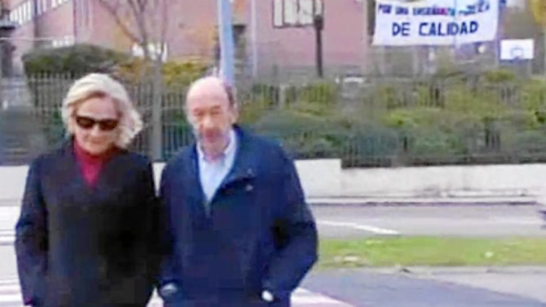 Sobre estas líneas, pasea junto a su esposa con una pancarta de fondo en la que se lee «por una escuela pública de calidad»