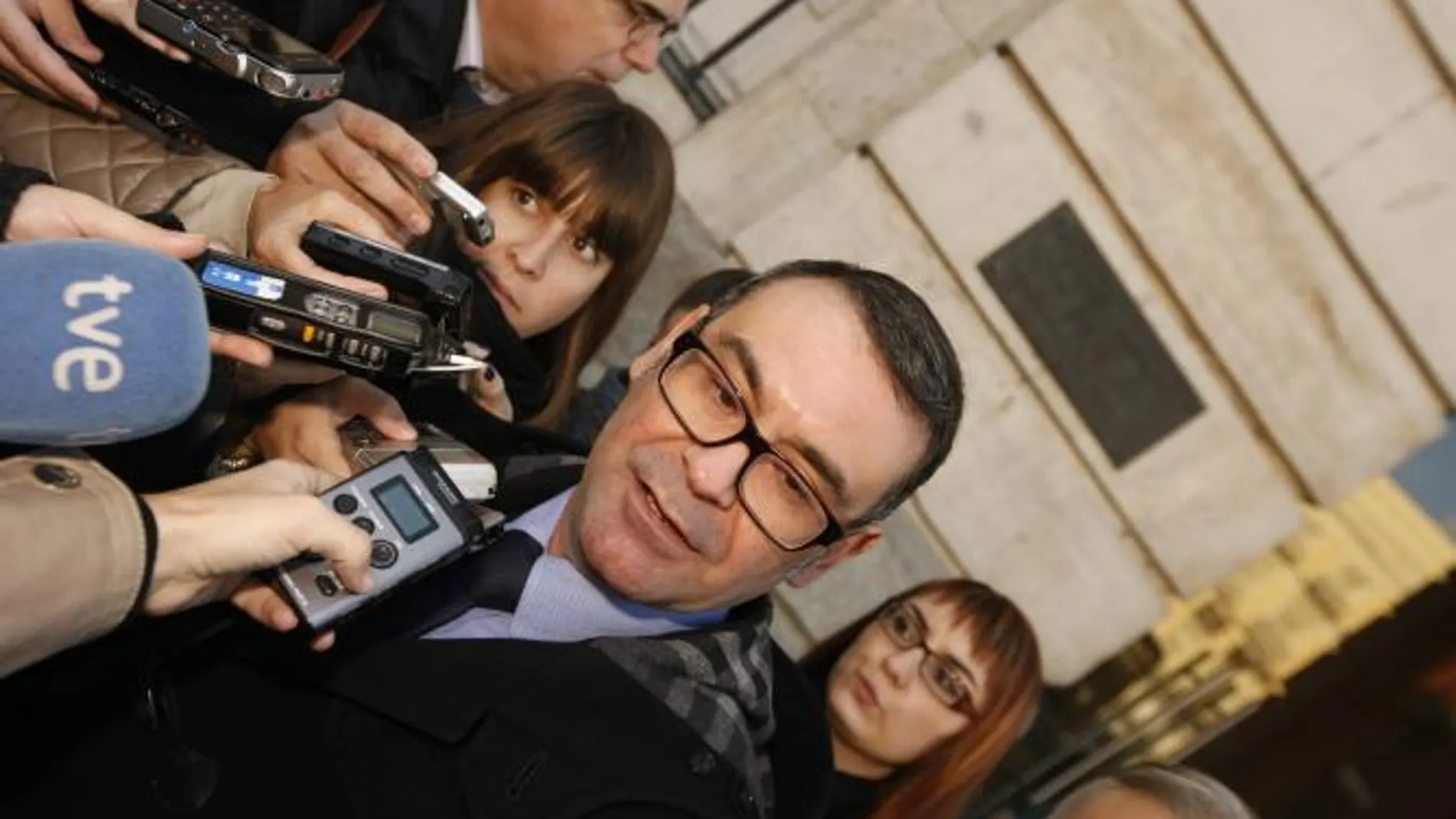 El alcalde de Parla deja su encierro y el tranvía volverá a funcionar esta tarde