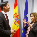 La vicepresidenta del Gobierno, Soraya Sáenz de Santamaría, junto a Philip Rösler
