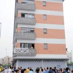 Varias personas concentradas en la «Corrala Utopía», cuatro bloques de viviendas ocupados desde el pasado mes de mayo