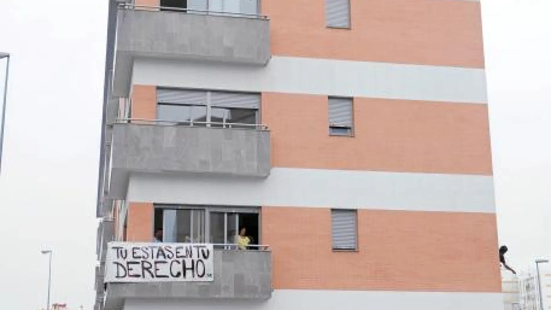Varias personas concentradas en la «Corrala Utopía», cuatro bloques de viviendas ocupados desde el pasado mes de mayo