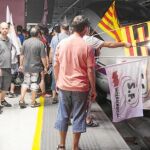 Los huelguistas intentaron boicotear la salida de trenes en la estación de Sants