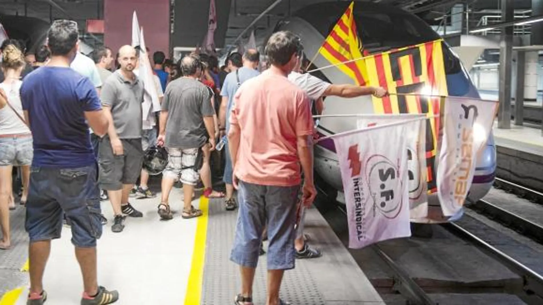 Los huelguistas intentaron boicotear la salida de trenes en la estación de Sants