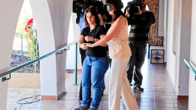 Micaela Navarro, entonces consejera para la Igualdad y el Bienestar Social, durante la visita inaugural en octubre de 2010