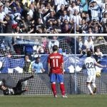 El central de Málaga Francisco R. Alracón "Isco"ejecuta la pena máxima y marca gol ante el portero del Real Zaragoza Roberto Jiménez Gago