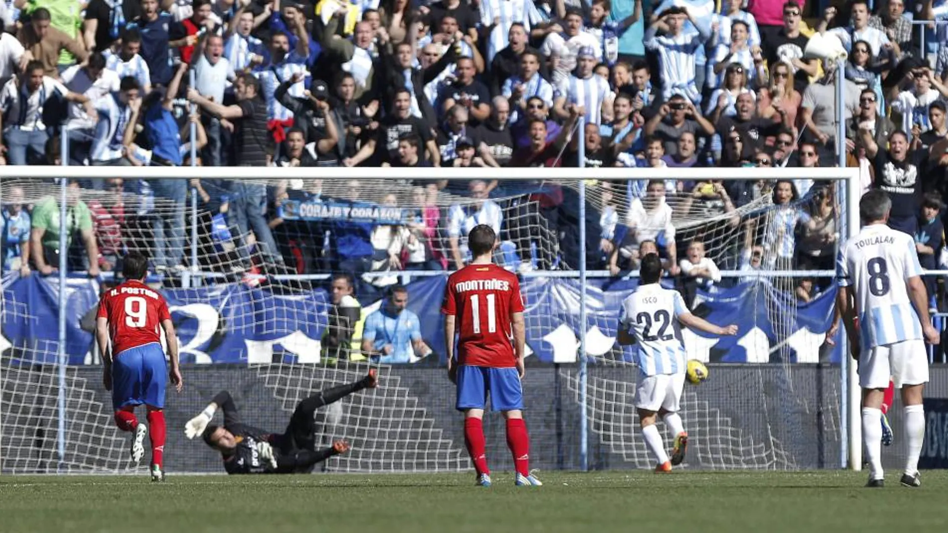 El central de Málaga Francisco R. Alracón "Isco"ejecuta la pena máxima y marca gol ante el portero del Real Zaragoza Roberto Jiménez Gago