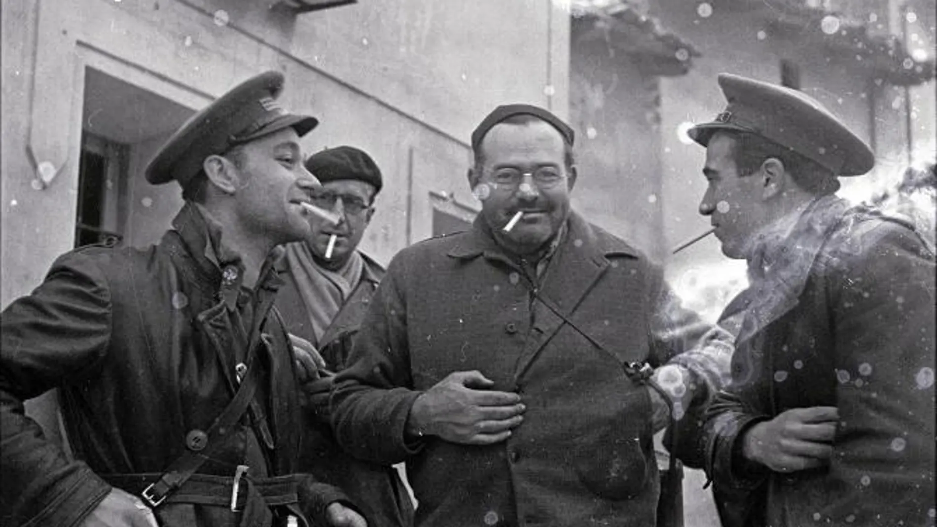Una escena del frente de Teruel con Hemingway.