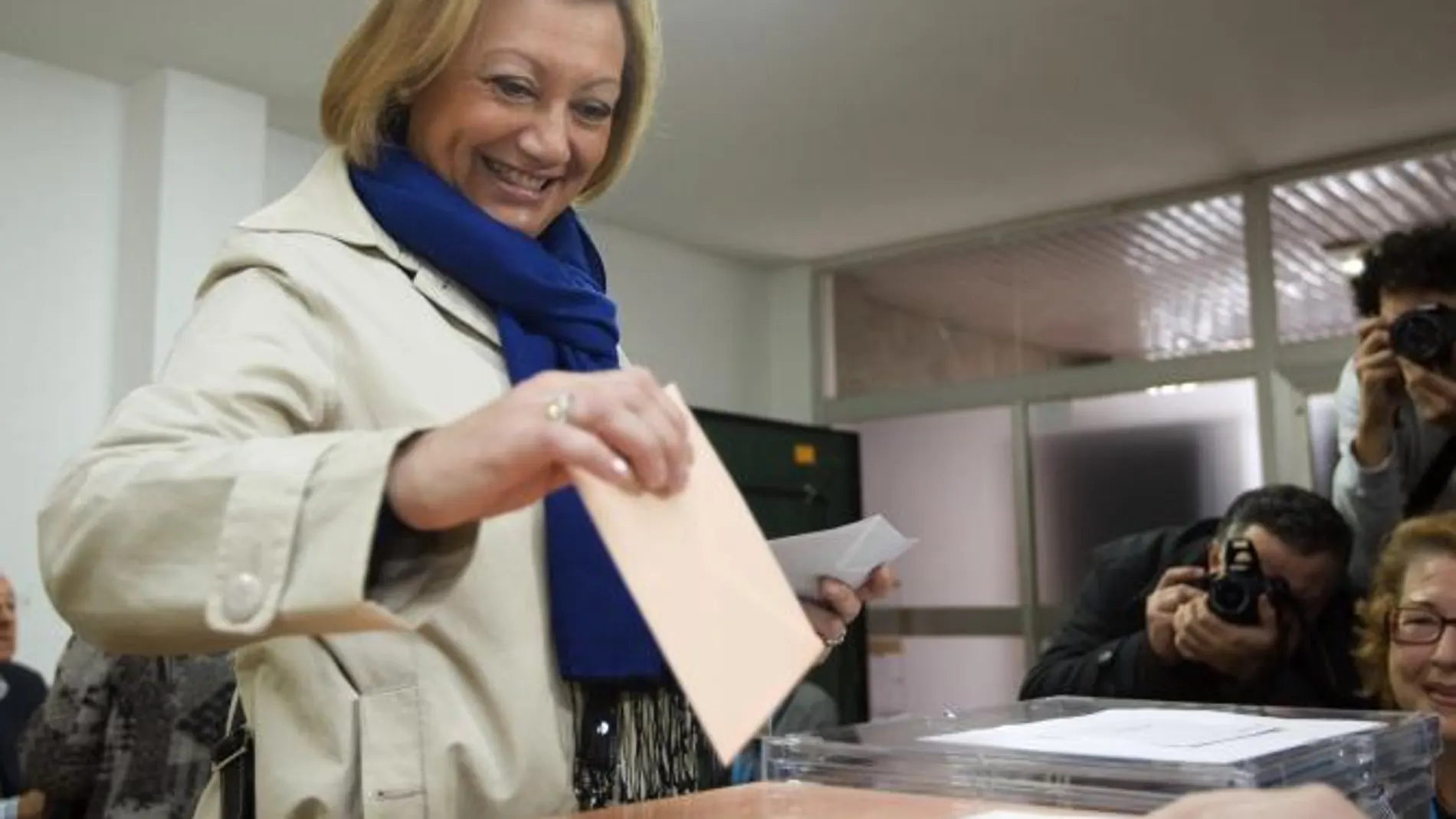 La presidenta del Gobierno de Aragón y líder del PP, Luisa Fernanda Rudi, ejerce su derecho al voto