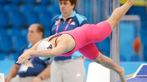 14 horas después, otra vez a la piscina Mireia Belmonte apenas pudo celebrar su plata. Al día siguiente (ayer) volvía a competir en las semifinales de los 800 libres, que superó con el cuarto mejor tiempo. Lo hizo con un bañador rosa. El suyo se lo había