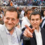 El presidente del Gobierno, Mariano Rajoy, junto al candidato del PP a la Xunta, Alberto Núñez Feijóo