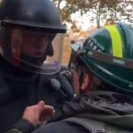 Captura del momento entre el mosso y el manifestante en Barcelona / Twitter
