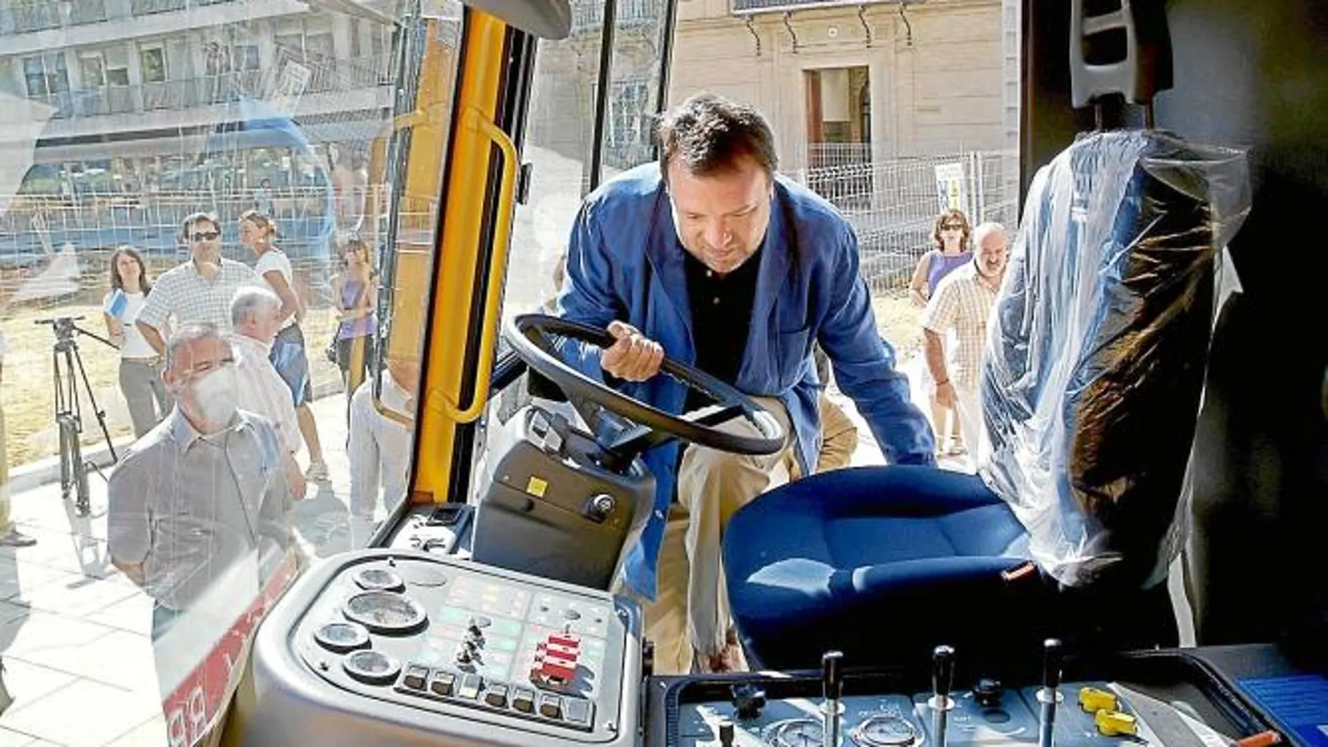 Monteseirín entra en un vehículo de Lipasam en 2006, fecha de la investigación