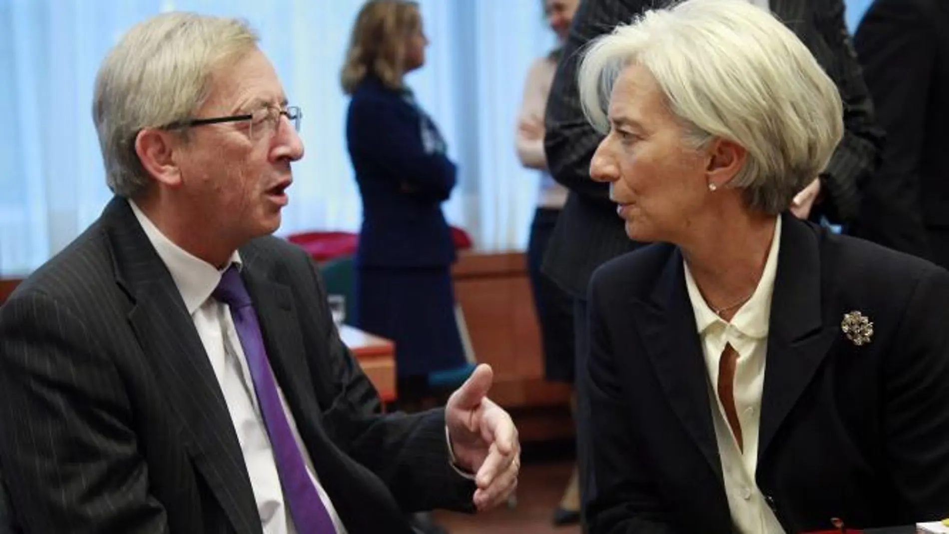 La directora gerente del Fondo Monetario Internacional (FMI), Christine Lagarde conversa con el presidente del Eurogrupo, Jean-Claude Juncker