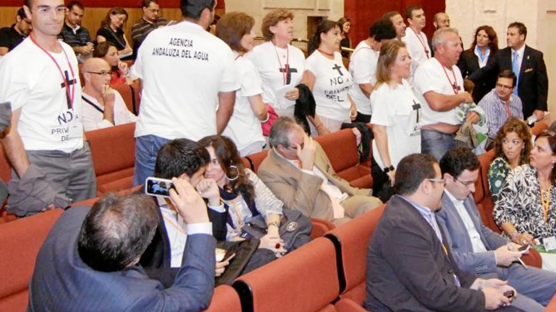 Trabajadores de la Agencia del Agua irrumpieron en la Cámara en septiembre de 2010 al grito de «soltad el Guadalquivir»