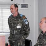 Algunos de los militares españoles en el momento de ejercer su derecho al voto desde la misión en Líbano