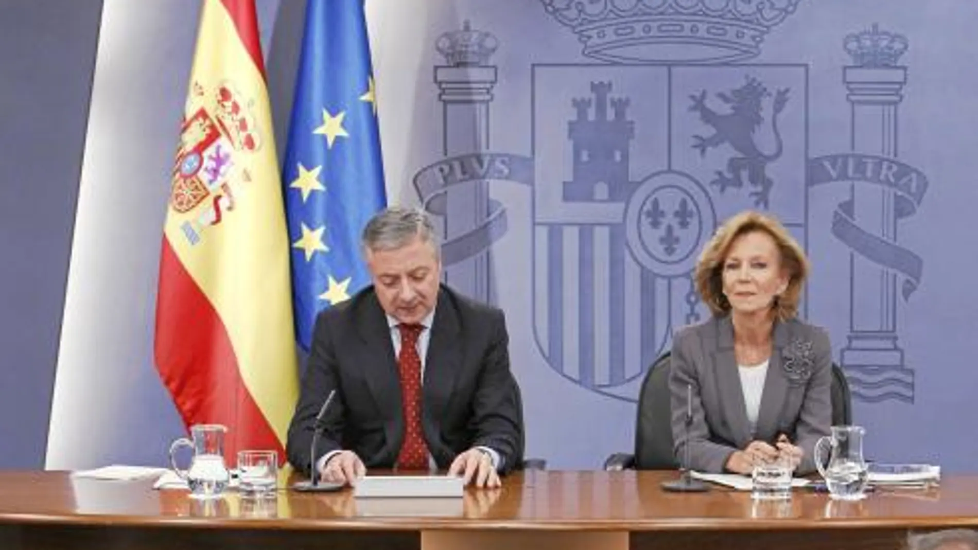 Elena salgado y José Blanco celebraron ayer la última rueda de prensa posterior a un Consejo de Ministros antes de las elecciones