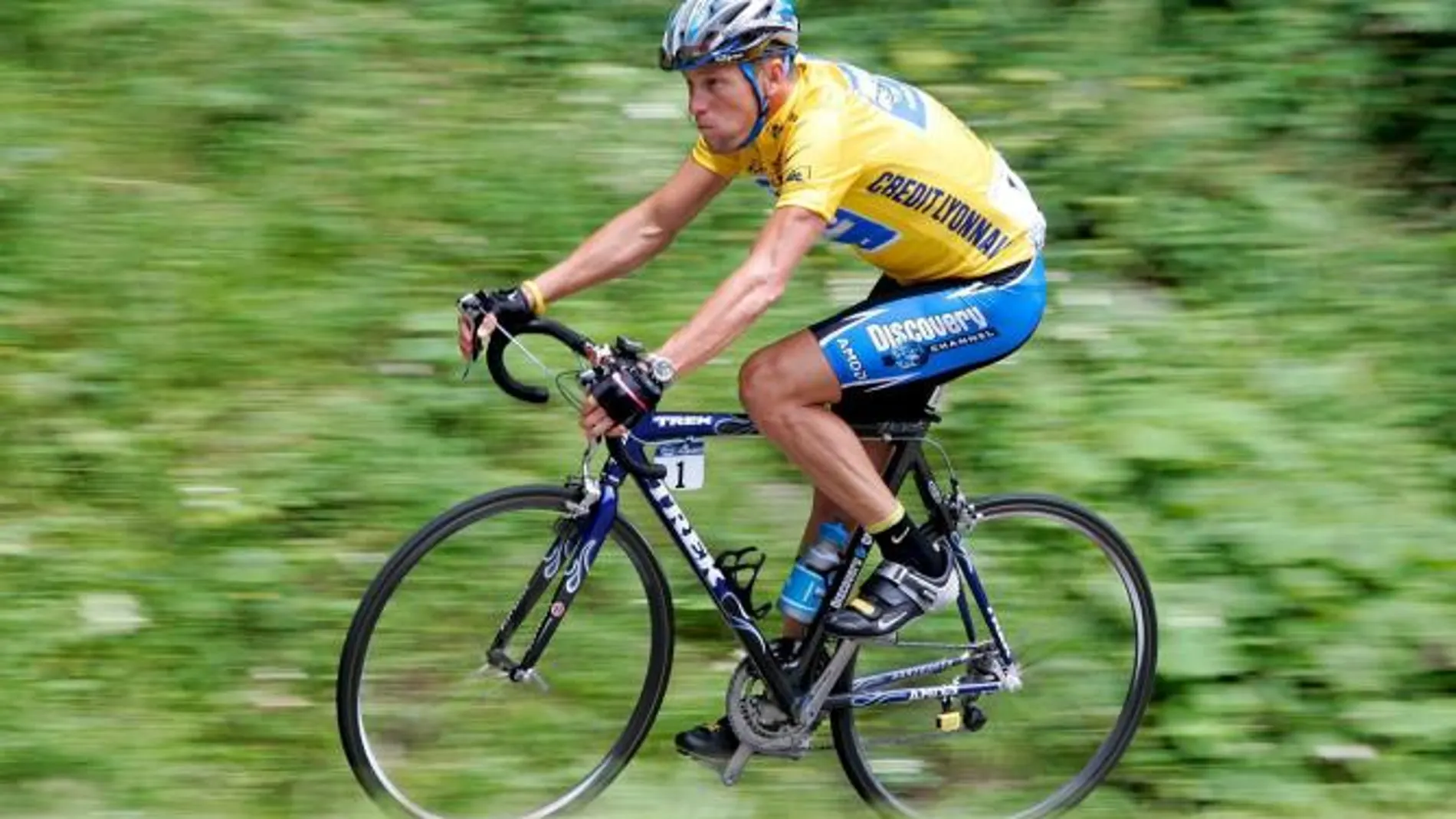 Lance Armstrong, con el jersey amarillo del Tour