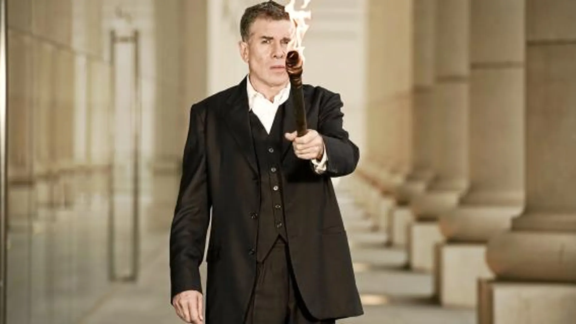 Lluís Soler en la entrada del Teatre Nacional de Catalunya (TNC), donde presentará el espectáculo del 14 al 26 de diciembre