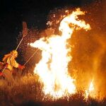Dos brigadistas apagan un fuego en Serradilla del Llano, en Salamanca