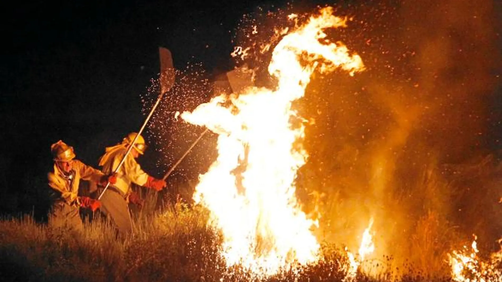 Dos brigadistas apagan un fuego en Serradilla del Llano, en Salamanca